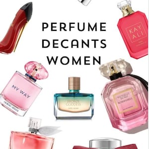 Può includere: Una collezione di vari flaconi di profumo tra cui Replica, Lait de Coco, Kayali, My Way, Bronze Goddess, Victoria's Secret Bombshell e Chloe, disposti attorno al testo centrale PERFUME DECANTS WOMEN su uno sfondo bianco uniforme.