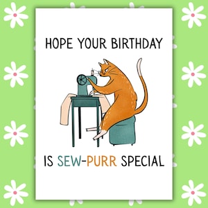 Peut inclure: Carte d'anniversaire avec une bordure florale verte. La carte représente un chat orange cousant sur une machine à coudre turquoise. Le texte dit : « HOPE YOUR BIRTHDAY IS SEW-PURR SPECIAL ».