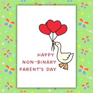 Può includere: Biglietto di auguri bianco con un'oca dei cartoni animati che tiene tre palloncini rossi a forma di cuore. Il testo "HAPPY NON-BINARY PARENT'S DAY" è rosso. Lo sfondo è un motivo verde con farfalle e stelle.