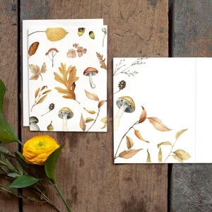Aquarelle d'automne illustrée pour toutes les occasions - Papeterie aquarelle feuilles d'automne, pommes de pin et champignons - Art by Alicia's Infinity