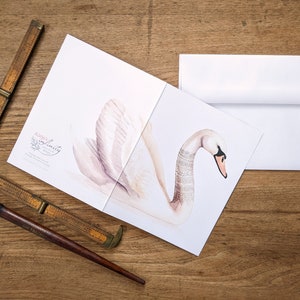 Tarjeta para cualquier ocasión con diseño de cisne con cuello estampado: tarjeta en blanco con pájaro pintado en acuarela. Ilustración de Alicia's Infinity