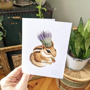 Tarjeta para cualquier ocasión: ardilla con corona de flores de lavanda. Tarjeta en blanco pintada con acuarela. Ilustraciones de Alicia's Infinity