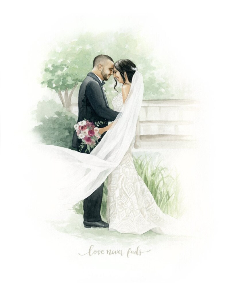 Puede incluir: Una pintura de acuarela de una novia y un novio abraz&aacute;ndose. La novia lleva un vestido blanco de encaje con un velo largo. El novio lleva un traje negro. La pareja est&aacute; de pie en un entorno de jard&iacute;n con vegetaci&oacute;n verde y un puente de madera en el fondo. El texto "Love never fails" est&aacute; escrito en cursiva en la parte inferior de la pintura.