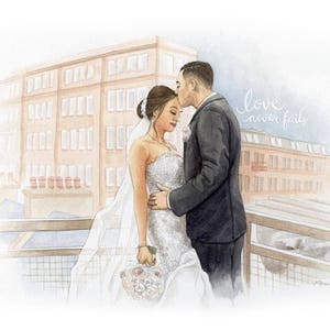 Puede incluir: Una pintura de acuarela de una pareja que se casa. La novia lleva un vestido de novia blanco y el novio lleva un traje negro. Est&aacute;n de pie en un balc&oacute;n con vistas a una ciudad. El texto "love never fails" est&aacute; escrito en la esquina superior derecha de la pintura.