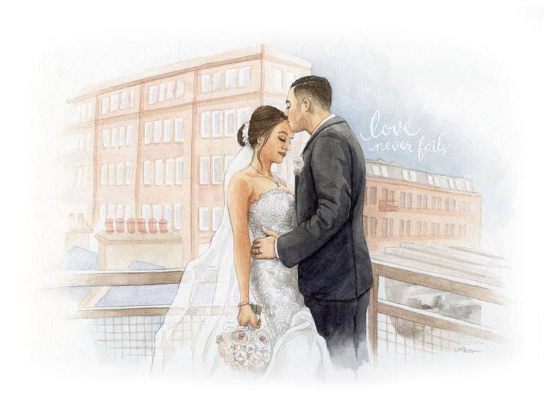 Puede incluir: Una pintura de acuarela de una pareja que se casa. La novia lleva un vestido de novia blanco y el novio lleva un traje negro. Est&aacute;n de pie en un balc&oacute;n con vistas a una ciudad. El texto "love never fails" est&aacute; escrito en la esquina superior derecha de la pintura.