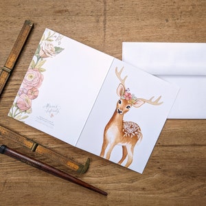 Tarjeta para cualquier ocasión con ciervo y corona de flores: tarjeta en blanco con un cervatillo pintado en acuarela. Ilustración de Alicia's Infinity
