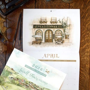 Kalendarz ścienny na rok 2026 „Urok małego miasteczka” – akwarele przedstawiające zabytkowe budynki i nostalgiczne sklepy | Styczeń-grudzień 2026 | – WYKONYWANE NA ZAMÓWIENIE