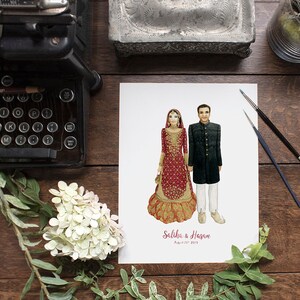Puede incluir: Una ilustraci&oacute;n de acuarela de una pareja de bodas con atuendo tradicional del sur de Asia. La novia lleva un vestido rojo y dorado con intrincados bordados. El novio lleva un traje azul oscuro con camisa blanca y turbante dorado. La ilustraci&oacute;n est&aacute; sobre un fondo blanco e incluye los nombres de la pareja y la fecha de la boda: "Salisha & Hasan, 2 de agosto de 2019".