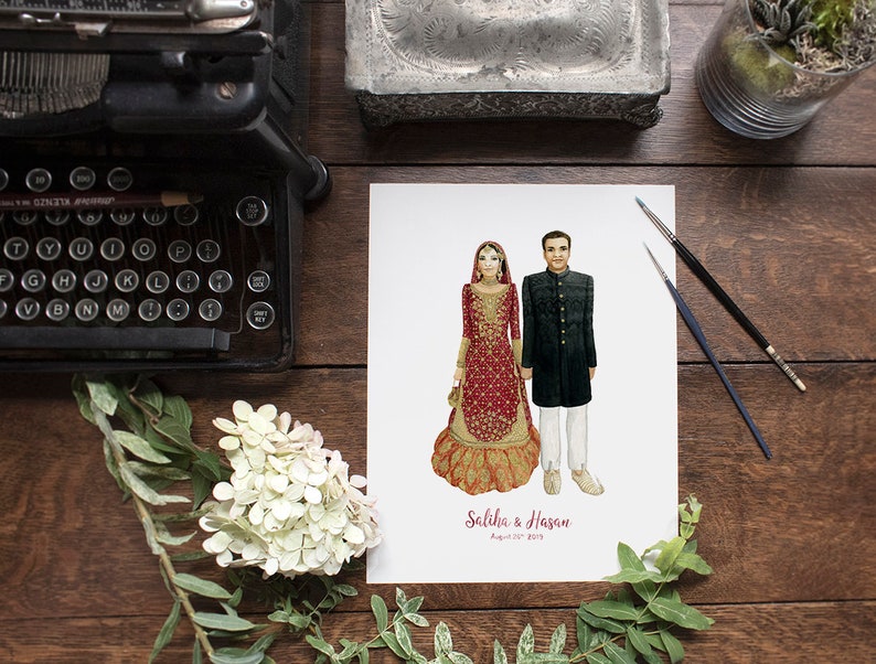 Puede incluir: Una ilustraci&oacute;n de acuarela de una pareja de bodas con atuendo tradicional del sur de Asia. La novia lleva un vestido rojo y dorado con intrincados bordados. El novio lleva un traje azul oscuro con camisa blanca y turbante dorado. La ilustraci&oacute;n est&aacute; sobre un fondo blanco e incluye los nombres de la pareja y la fecha de la boda: "Salisha & Hasan, 2 de agosto de 2019".