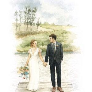 Puede incluir: Una pintura de acuarela de una pareja con atuendo de boda de pie en un muelle de madera. La novia lleva un vestido blanco y sostiene un ramo de flores. El novio lleva un traje oscuro y corbata. El fondo es una pintura de acuarela de un lago y &aacute;rboles.