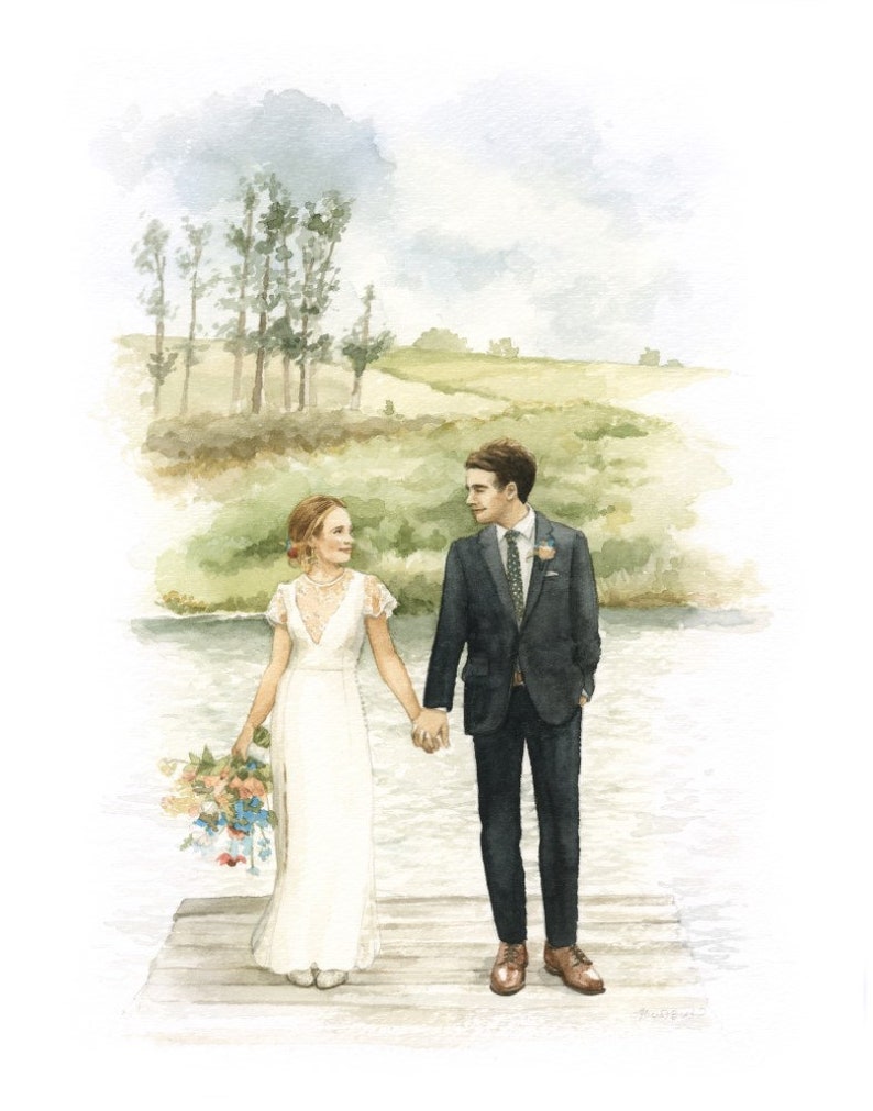 Puede incluir: Una pintura de acuarela de una pareja con atuendo de boda de pie en un muelle de madera. La novia lleva un vestido blanco y sostiene un ramo de flores. El novio lleva un traje oscuro y corbata. El fondo es una pintura de acuarela de un lago y &aacute;rboles.