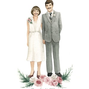 Puede incluir: Una pintura de acuarela de una pareja en su d&iacute;a de boda. La novia lleva un vestido blanco y el novio lleva un traje gris. Est&aacute;n de pie frente a un arreglo floral con la fecha "December 26, 1980" escrita debajo.