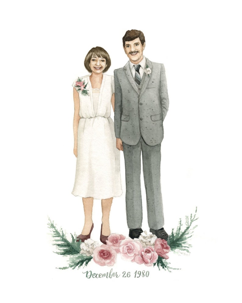 Puede incluir: Una pintura de acuarela de una pareja en su d&iacute;a de boda. La novia lleva un vestido blanco y el novio lleva un traje gris. Est&aacute;n de pie frente a un arreglo floral con la fecha "December 26, 1980" escrita debajo.