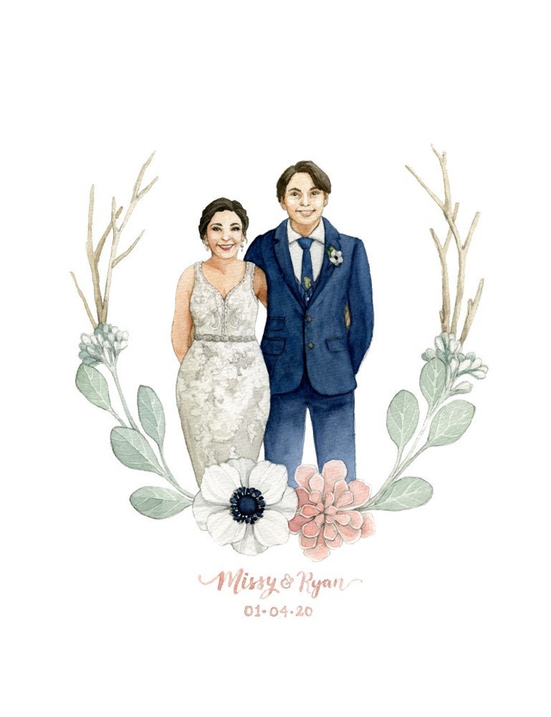 Puede incluir: Pintura acuarela de una pareja de bodas de pie frente a una corona de flores. La novia lleva un vestido blanco de encaje y el novio lleva un traje azul. El texto "Missy & Ryan 01-04-20" est&aacute; escrito debajo de la pareja.