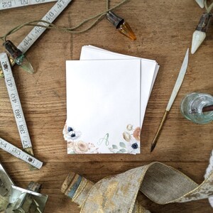 Cartes de correspondance personnelles Monogram (plates) - Aquarelle florale rose poudré avec anémones par Alicia's Infinity