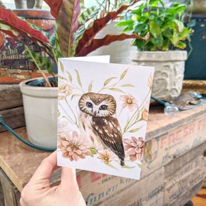 Carte « Toutes les occasions » Chevêche petite scie avec flore - Carte de correspondance vierge animaux peints à l'aquarelle - Oeuvre d'art par Alicia's Infinity