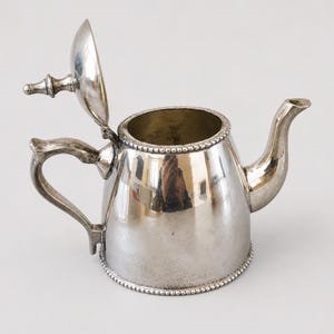 Vintage verzilverde koffiepot: retro serviesdecor