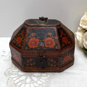 Boîte indienne antique en papier mâché peinte à la main