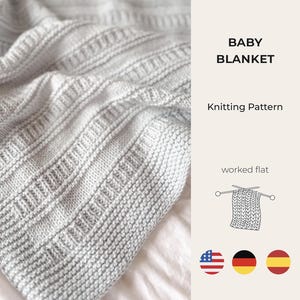 Puede incluir: Una manta de bebé tejida en color gris claro con un patrón texturizado de rayas verticales y bordes en punto bobo. La imagen incluye el texto BABY BLANKET, Knitting Pattern y worked flat, junto con un dibujo lineal de agujas de tejer.