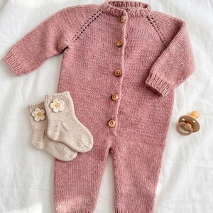 Baby Knitting Pattern Overall PDF – Baby Romper Knitting Pattern – Top Down Baby Jumpsuit – Newborn to 24M – Scandinavian Style imagen 4
