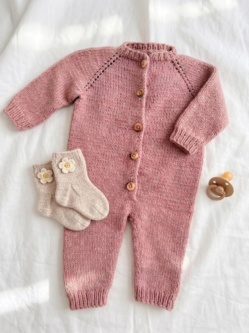 Baby Knitting Pattern Overall PDF – Baby Romper Knitting Pattern – Top Down Baby Jumpsuit – Newborn to 24M – Scandinavian Style imagen 4