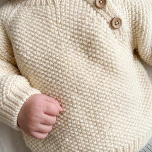 Baby Sweater Knitting Pattern, Top Down Raglan Baby Cardigan PDF, Seed Stitch Baby Sweater, Scandinavian Baby Knit, 0–18 Months