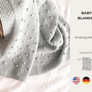 Puede incluir: Un patrón de tejido para manta de bebé en color verde salvia claro con un diseño texturizado de puntos de burbuja y borde en punto de arroz. El texto dice BABY BLANKET, Knitting Pattern y worked flat, junto a un dibujo de agujas.