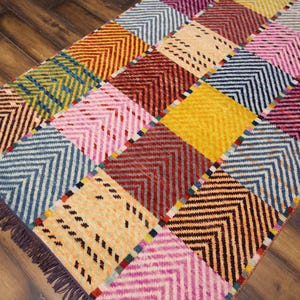4x6 Moroccan motif Handknotted Wool Accent Rug - Multi coloured