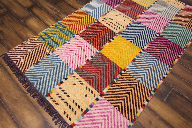 4x6 Moroccan motif Handknotted Wool Accent Rug - Multi coloured