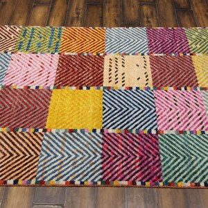 4x6 Moroccan motif Handknotted Wool Accent Rug - Multi coloured