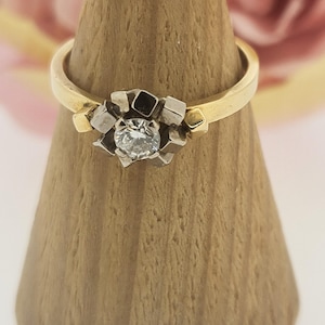 Vintage 1970s 18ct Yellow Gold Diamond Solitaire Cubist Ring (Size N)