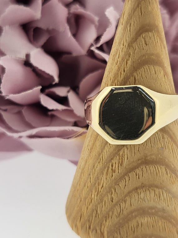 Vintage Pre-loved 9ct Yellow Gold Signet Ring. UK Size P1/2 
