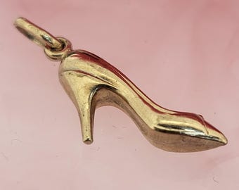 Vintage pre-loved 9 kt geelgouden holle schoenhangerbedel met hoge hak. Gewicht: 0,8 g