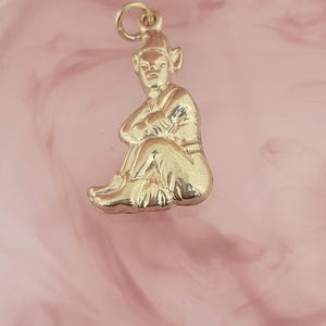 Colgante vintage de oro amarillo de 9 quilates con forma de duende hueco. Peso: 0,7 g. Dimensiones: 20 mm x 11 mm.