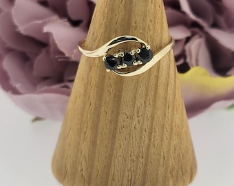 Anillo vintage de oro amarillo de 9 quilates con tres zafiros. Talla N1/2 (Reino Unido). Peso: 0,9 g.