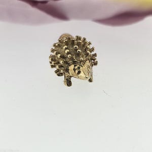 Charm vintage de erizo de oro amarillo de 9 quilates. Peso: 2,0 g.