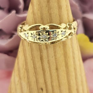 Vintage Pre-loved 9ct Yellow Gold Diamond Ring. UK Size L. Weight 1.8g