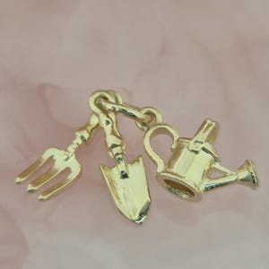 Vintage trädgårdsberlock i 9 karat gult guld, minihänge med gaffelslev och vattenkanna, berlock i 9 karat guld med trädgårdsredskap för armband, vikt 1,3 g
