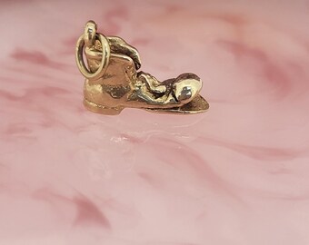 Vintage Pre-loved 9ct Yellow Gold Old Boot Pendant Charm. Weight 1.8g