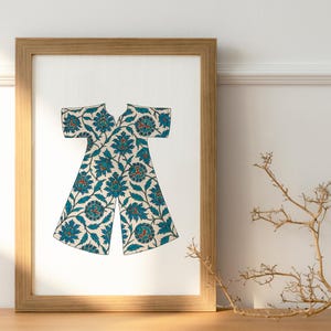 Könnte beinhalten: Gerahmter Kunstdruck mit einer stilisierten Darstellung eines Kleidungsstücks. Das Kunstwerk zeigt ein Blumenmuster in Türkis, Blau und Orange auf cremefarbenem Hintergrund. Der Rahmen ist aus hellem Holz gefertigt.