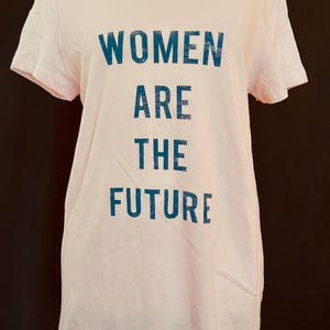 GAP  pink GRAPHIC T-shirt &quot;Woman are the Future&quot; sz. M