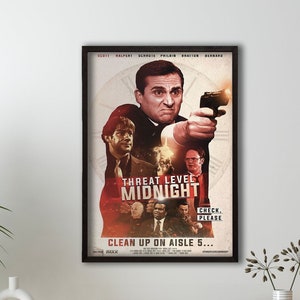 Könnte beinhalten: Ein Filmplakat für "Threat Level Midnight", einen fiktiven Film mit Steve Carell als Michael Scott. Das Plakat zeigt ein rotes und schwarzes Farbschema mit dem Text "Threat Level Midnight" in großen weißen Buchstaben. Das Plakat enthält auch den Text "Clean Up on Aisle 5..." und "Check Please."