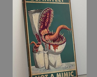 Könnte beinhalten: Ein rechteckiges Wandposter mit dunkelblaugrünem Hintergrund, das eine Toilette und einen Mülleimer mit spitzen Zähnen und langen Zungen zeigt. Der Text oben lautet DEFINITELY und unten steht NOT A MIMIC in goldener Schrift.