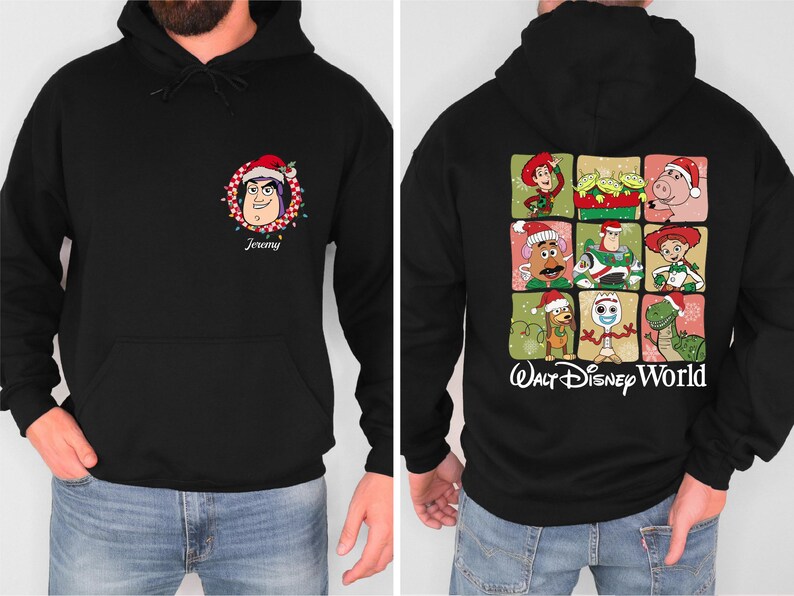 Puede incluir: Sudadera con capucha negra con un personaje de dibujos animados con un gorro de Pap&aacute; Noel en la parte delantera, con el nombre "Jeremy" debajo. La parte trasera muestra varios personajes de Toy Story con atuendos navide&ntilde;os, con el texto "Walt Disney World".