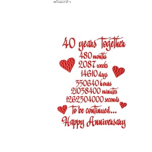 Könnte beinhalten: Rote Stickerei mit dem Text "40 Jahre zusammen" und einer Liste von Zeiteinheiten, darunter Monate, Wochen, Tage, Stunden, Minuten und Sekunden. Das Design enthält auch drei rote Herzen. Der Text "Fortsetzung folgt... Herzlichen Glückwunsch zum Jubiläum" befindet sich am unteren Rand des Designs.