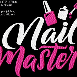 Puede incluir: Un diseño bordado sobre un fondo negro presenta las palabras "Nail Master" en escritura blanca y rosa. Se representan botellas de esmalte de uñas en rosa y blanco encima del texto. El diseño incluye información sobre el tamaño y el recuento de puntadas.