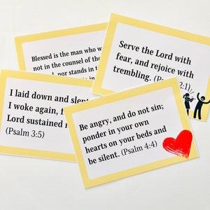 Puede incluir: Cuatro tarjetas amarillas con citas inspiradoras y versículos bíblicos. Las tarjetas presentan texto negro y corazones rojos. El texto en las tarjetas dice: "Bienaventurado el hombre que no anda en el consejo de los impíos, ni se detiene en el camino de los pecadores, ni se sienta en la silla de los escarnecedores, sino que en la ley del Señor tiene su deleite, y en su ley medita de día y de noche." "Me acosté y dormí; desperté, porque Jehová me sustentaba." "Servid a Jehová con temor, y alegraos con temblor." "Airaos, pero no pequéis; meditad en vuestro corazón sobre vuestra cama, y callad."