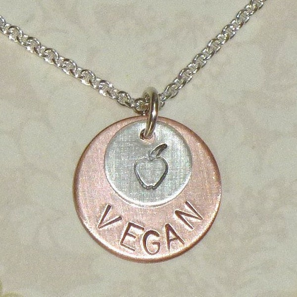 Vegano con cobre estampado a mano de manzana y collar de encanto de plata de ley