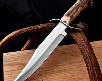 Cuchillo de caza de acero D2 hecho a mano: mango de asta de ciervo y funda de cuero.