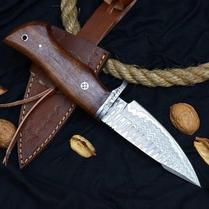 Handgeschmiedetes Damast-Stahl Jagdmesser: Griff aus Rosenholz, Lederscheide